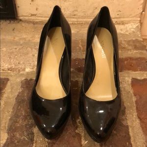 Nine West black patent leather pumps